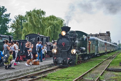 pociąg retro, ciągnięty przez parowóz, stoi na stacji Sochaczew Wąskotorowy
