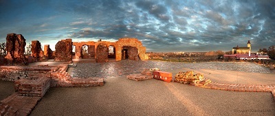 ruiny zamku książąt mazowieckich w Sochaczewie, widoczny dziedziniec zamkowy