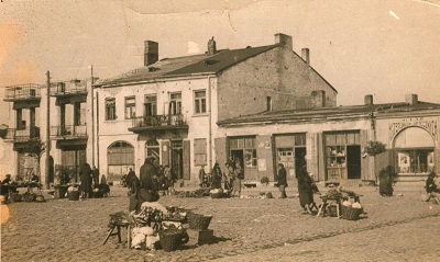 widok sochaczewskiego rynku i kamienic przy ulicy Staszica, stare, czarn0-białe zdjęcie