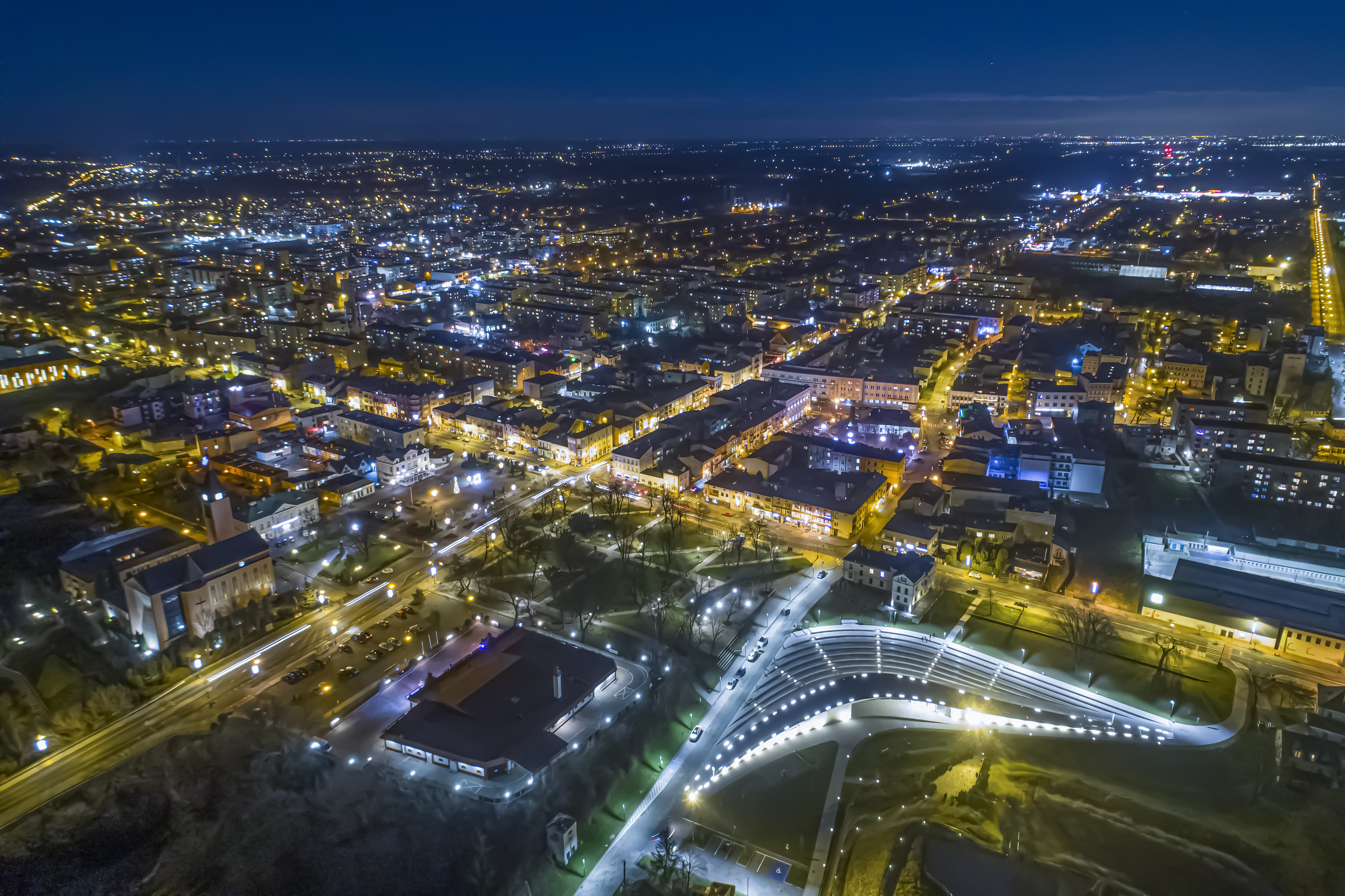 Nocny widok centrum Sochaczewa z lotu ptsks