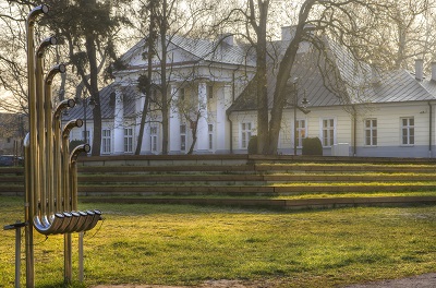 Budynek szkoły muzycznej w Sochaczewie, na pierwszym planie instrument w parku