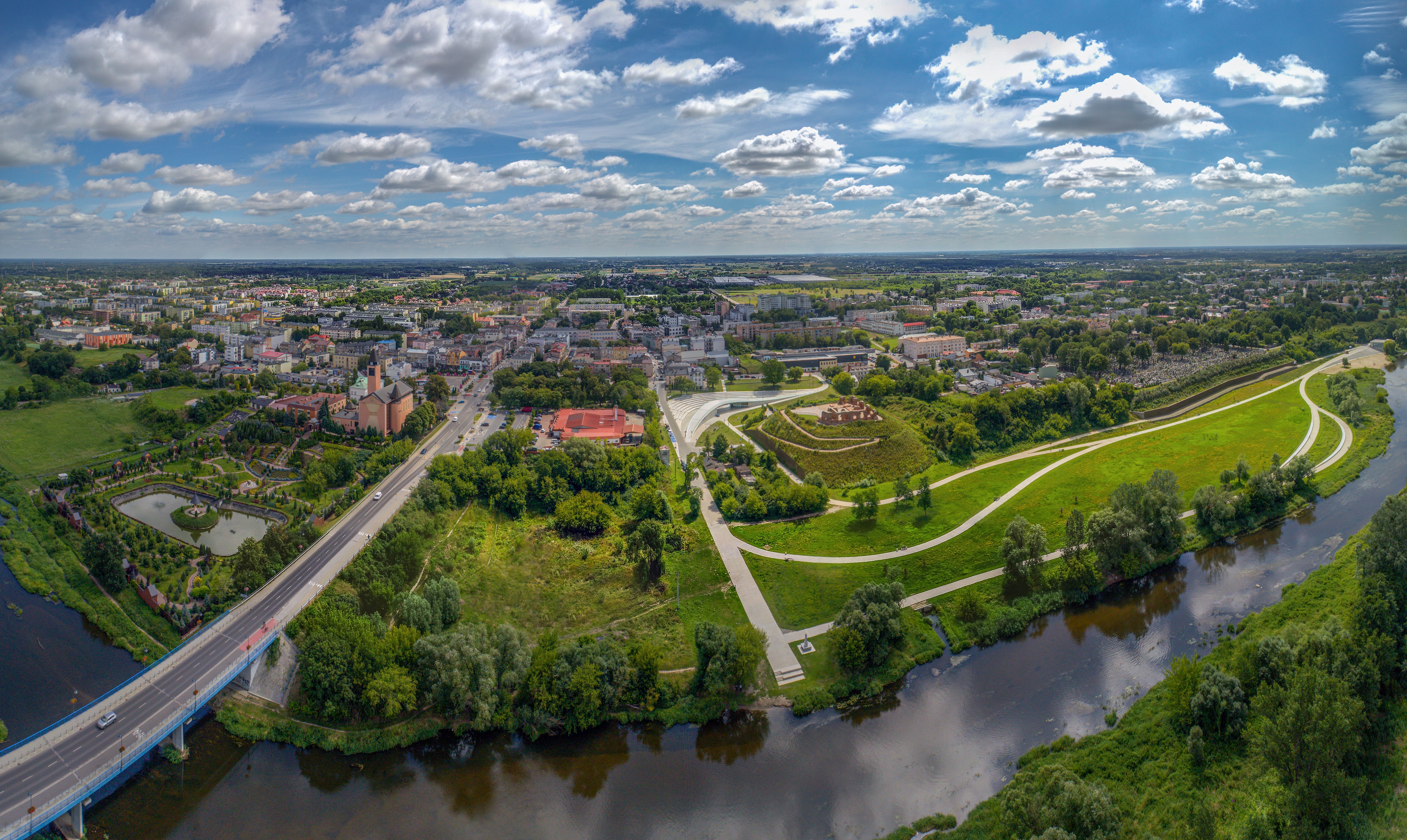Widok Sochaczewa z lotu ptaka - widoczna Bzura, most, tereny zielone i dalej zabudowania miasta